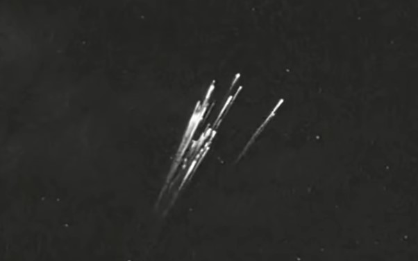 Vídeo dramático mostra satélites da SpaceX queimando no céu