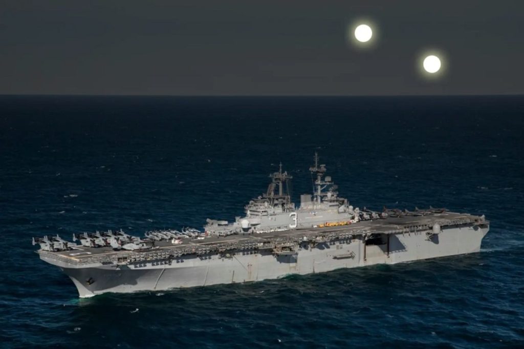 Navio de guerra dos EUA foi perseguido por duas "bolas de luz"