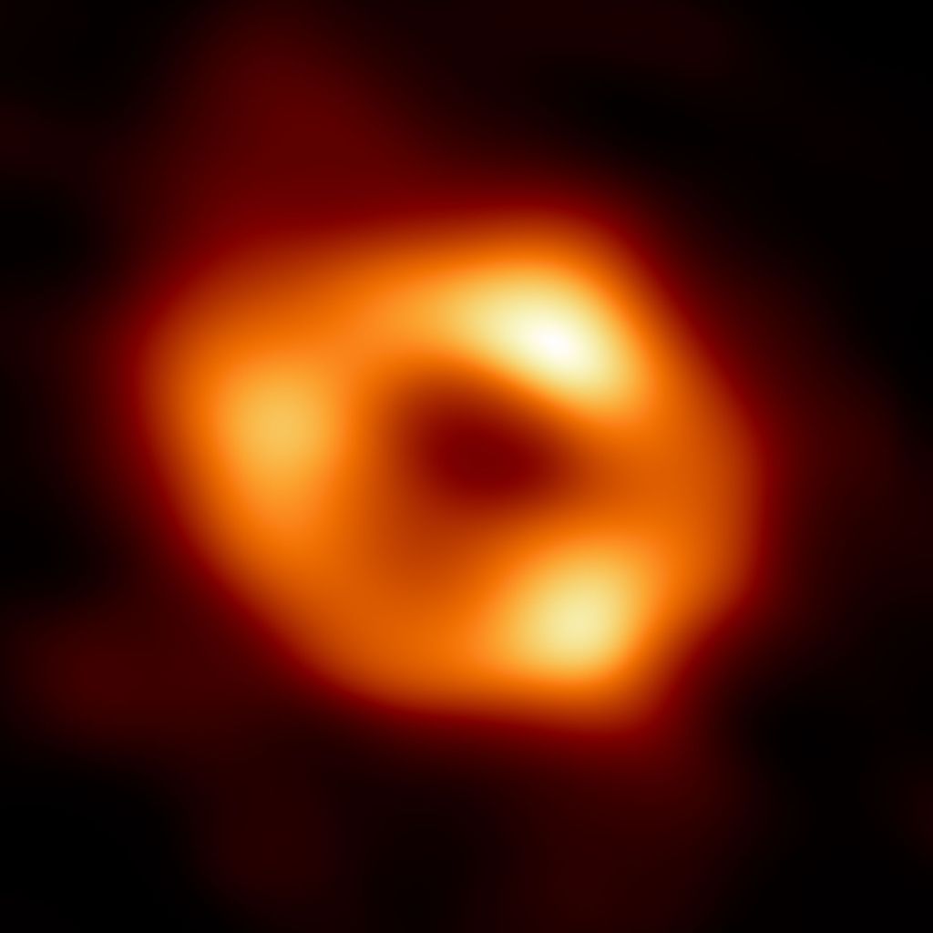 Primeira foto do buraco negro no centro da Via Láctea é tornada pública
