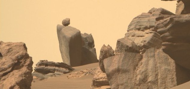 Rocha equilibrada em outra maior é descoberta em Marte