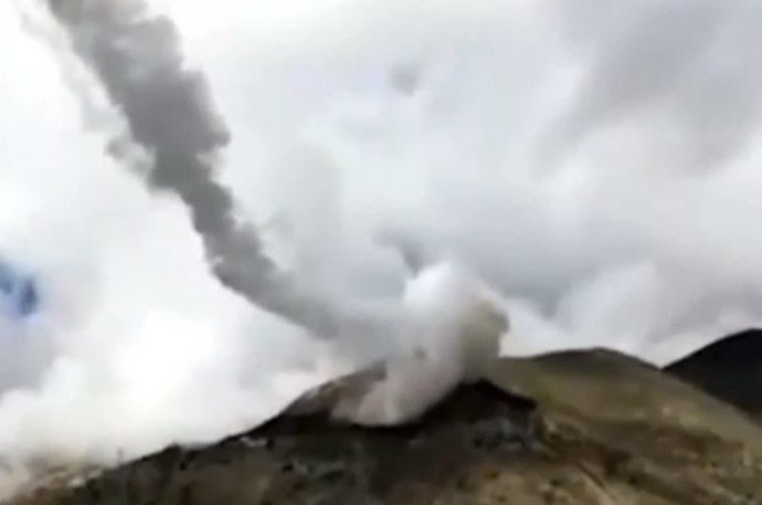 Estranha explosão é vista em morro do Peru. Algo caiu do céu?