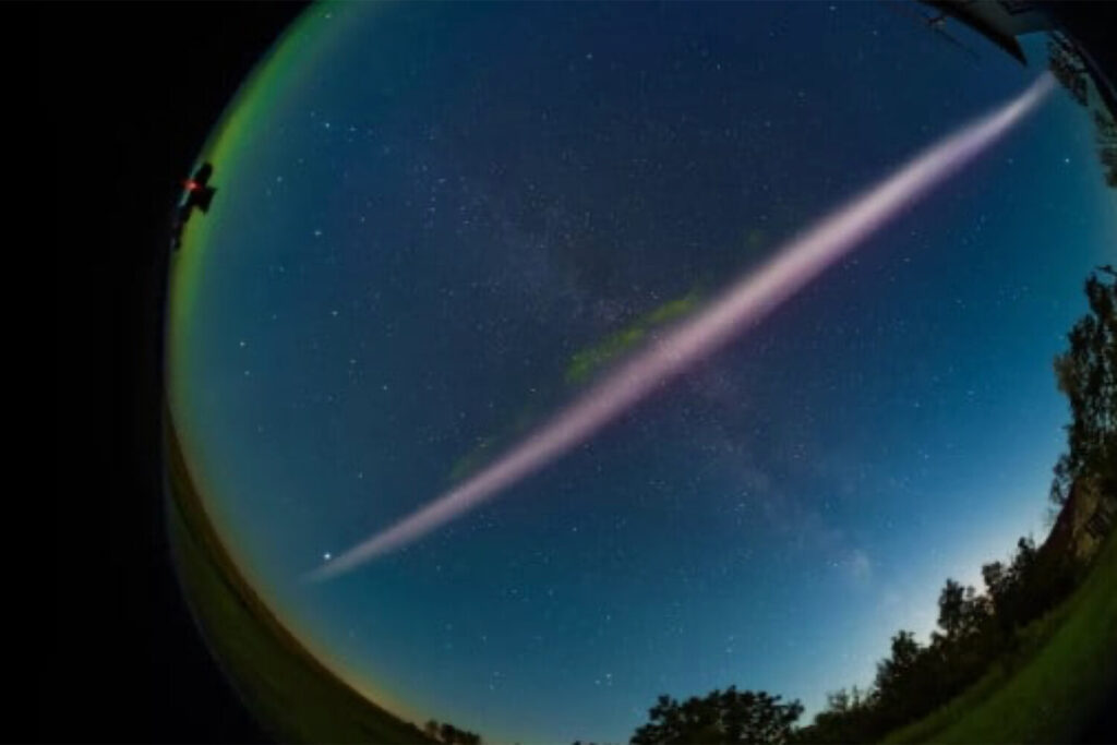 Misteriosas listras luminosas são fotografadas acima da Terra
