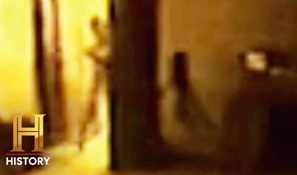 Vídeo do History Channel mostra "alienígena" no quarto de homem