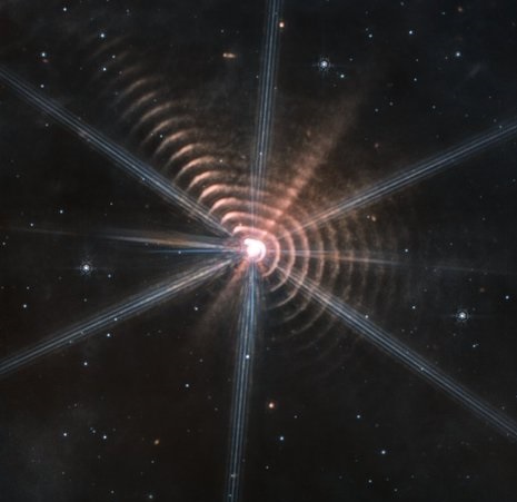 Astrônomos estão intrigados com anéis retangulares no espaço