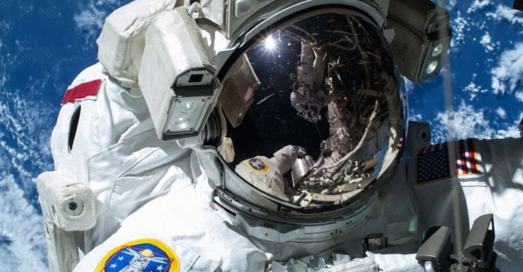 Astronauta teve experiência religiosa durante caminhada espacial