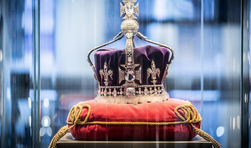 Voz estranha sussurra "a morte é irreversível" no funeral da rainha