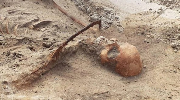 Esqueleto de "vampira" com foice no pescoço é encontrado na Polônia
