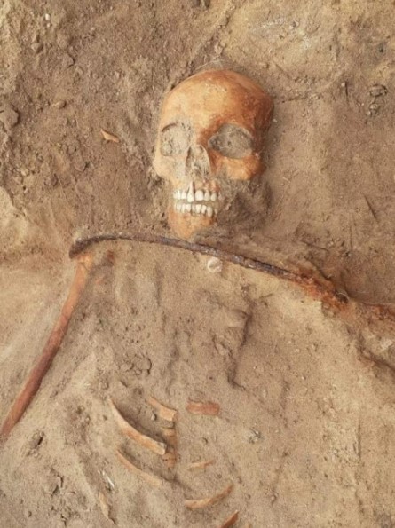 Esqueleto de "vampira" com foice no pescoço é encontrado na Polônia