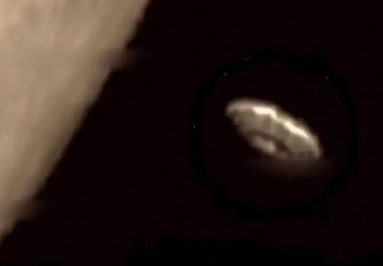 OVNI gigante em forma de disco é filmado perto da Lua