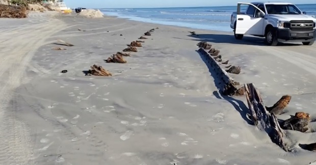 Objeto misterioso emerge em areia de praia na Flórida - EUA