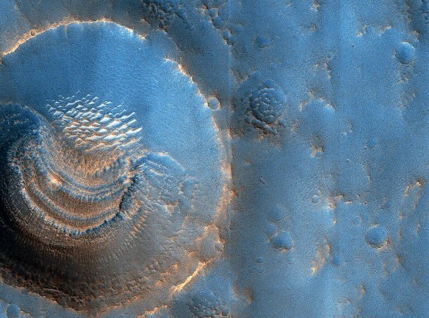 Sonda orbital descobre formas misteriosas em cratera de Marte