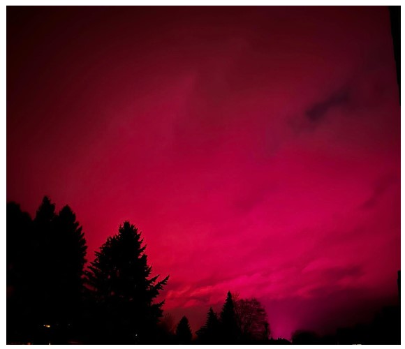 Céu de Munique fica vermelho logo após meia-noite
