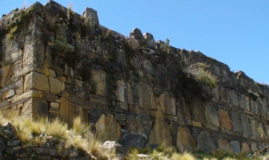 No topo de montanha no Peru estão as ruínas de uma cidade de gigantes