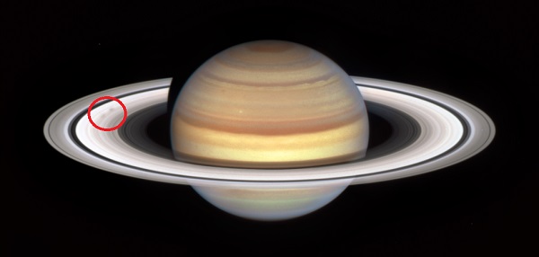 Áreas estranhas aparecem nos anéis de Saturno