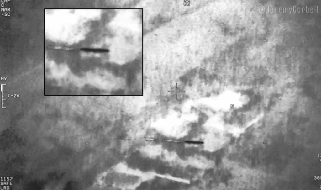 Imagens de avião espião mostra OVNI cilíndrico sobre o Iraque.