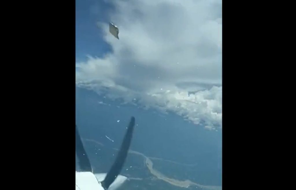 Incrível vídeo de OVNI em pleno voo é postado no Twitter