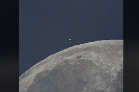Dois enormes OVNIs são filmados perto da Lua em vídeo viral