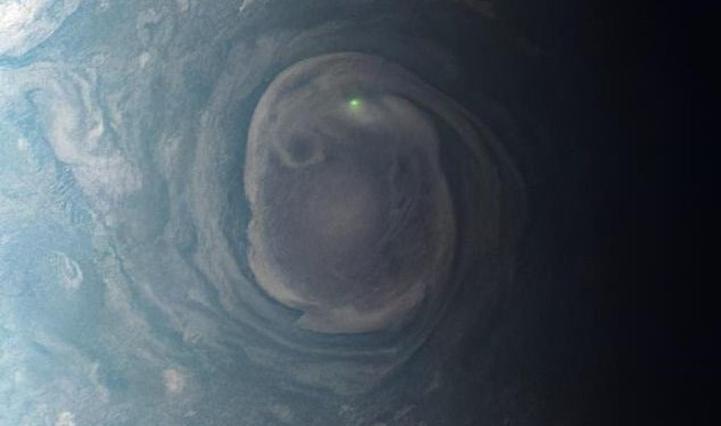 Enigmática luz verde aparece em foto das nuvens de Júpiter