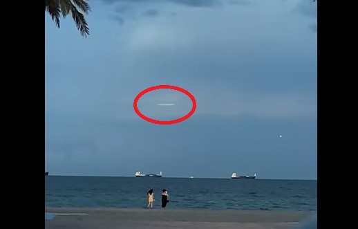 Banhista filma OVNI cruzando o céu em altíssima velocidade (vídeo)