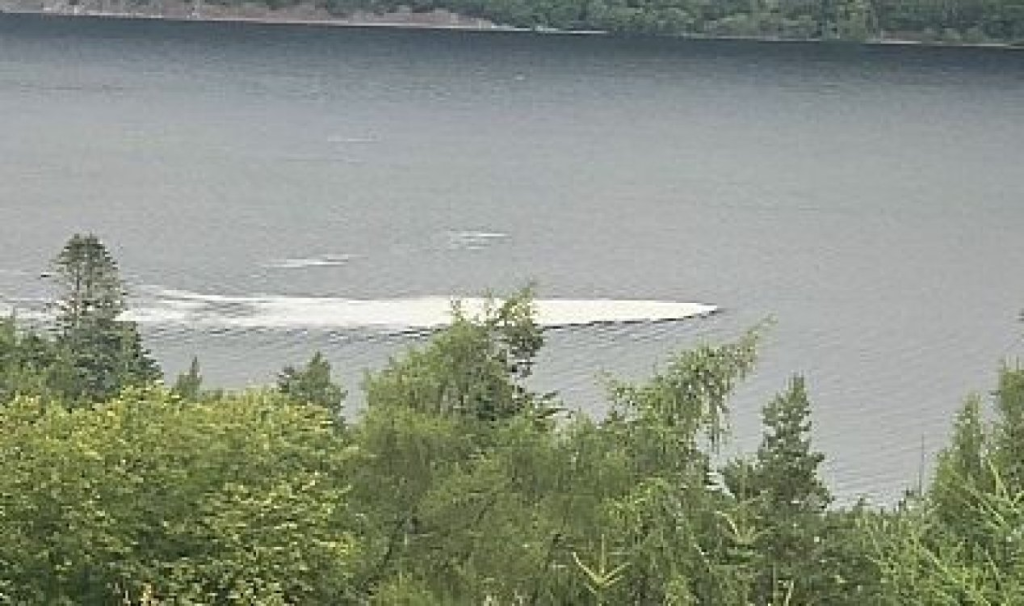 Turbulência na água durante avistamento do Monstro do Lago Ness