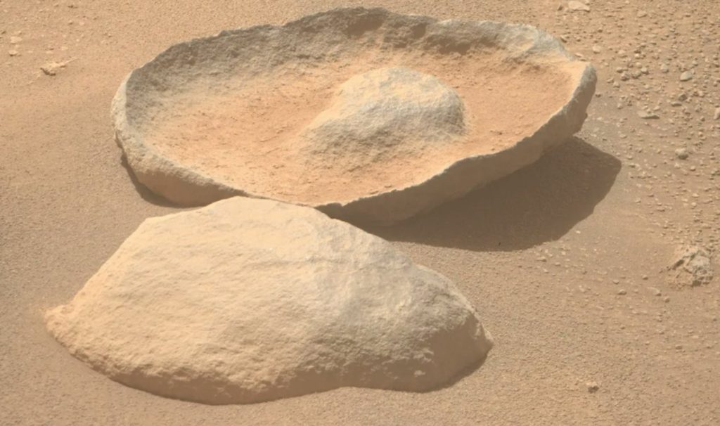 NASA fotografa rocha em forma de abacate em Marte