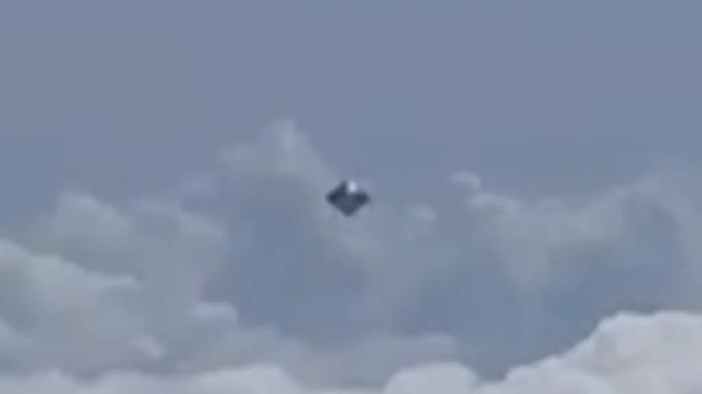 Disco voador é filmado de um avião sobre a Colômbia