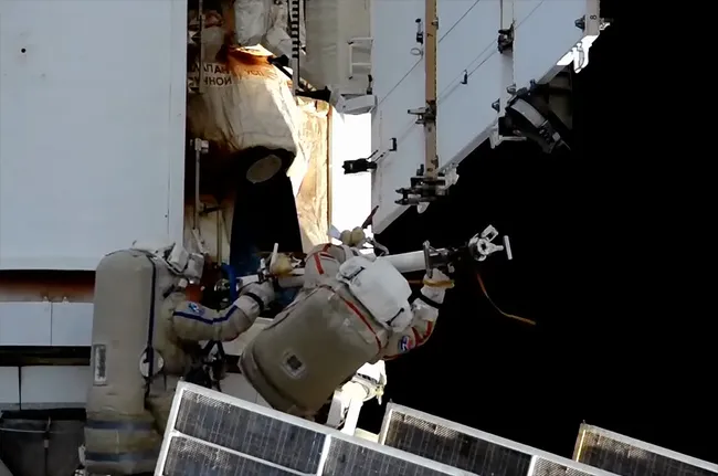 Cosmonautas encontram "bolha mortal" durante caminhada espacial