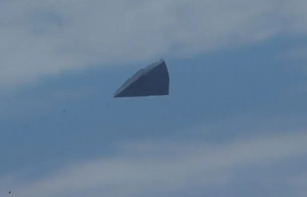 O mistério da foto da NASA de um OVNI triangular na órbita terrestre