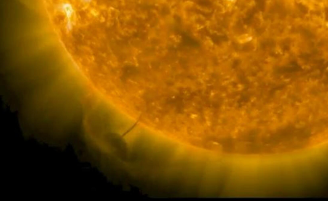 NASA fotografa um objeto estranho saindo do Sol