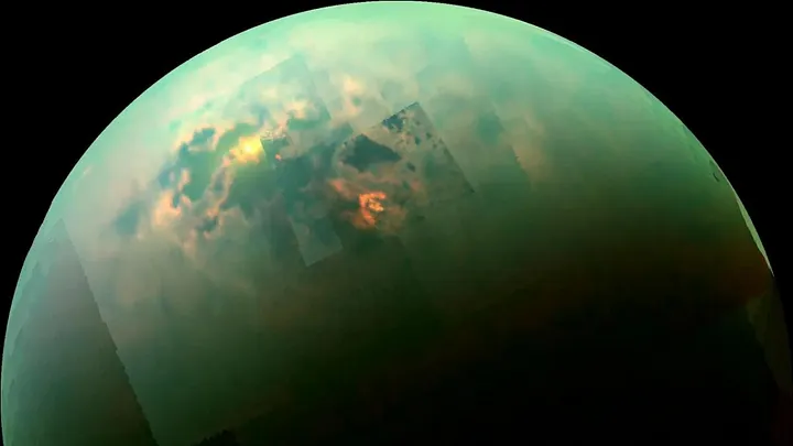 Misteriosas ‘ilhas’ nos mares da lua de Saturno são matéria orgânica