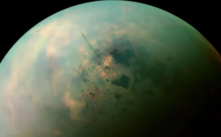 Linhas retas são encontradas nos polos de Titã, uma das luas de Saturno