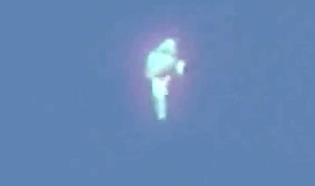 Estranho OVNI em formato humanoide filmado na Califórnia